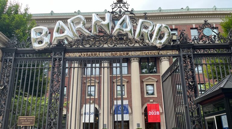 Le Barnard College expulse 2 étudiants qui ont perturbé le cours d'histoire Israël avec protestine pro-palestinienne un message de notre éditeur et PDG Rachel Fishman Feddersen