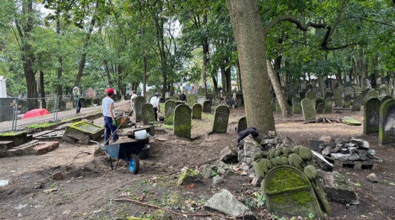 Les étudiants en archéologie fouillent le principal cimetière juif de Varsovie sont de découvrir un monde oublié un message de notre éditeur et PDG Rachel Fishman Feddersen
