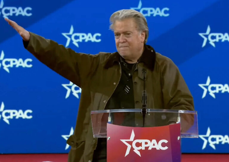 Steve Bannon fait un geste ressemblant à un salut nazi à la Conférence conservatrice un message de notre éditeur et PDG Rachel Fishman Feddersen