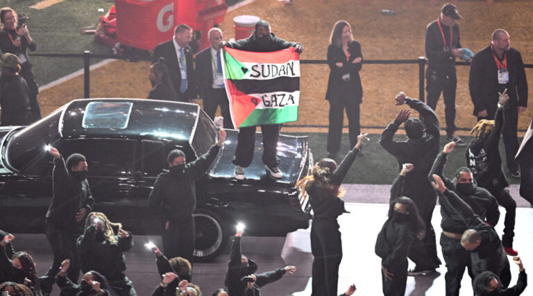 Un interprète du Super Bowl a été expulsé après avoir affiché un drapeau palestinien / soudanais qui disait `` Gaza '' un message de notre éditeur et PDG Rachel Fishman Feddersen