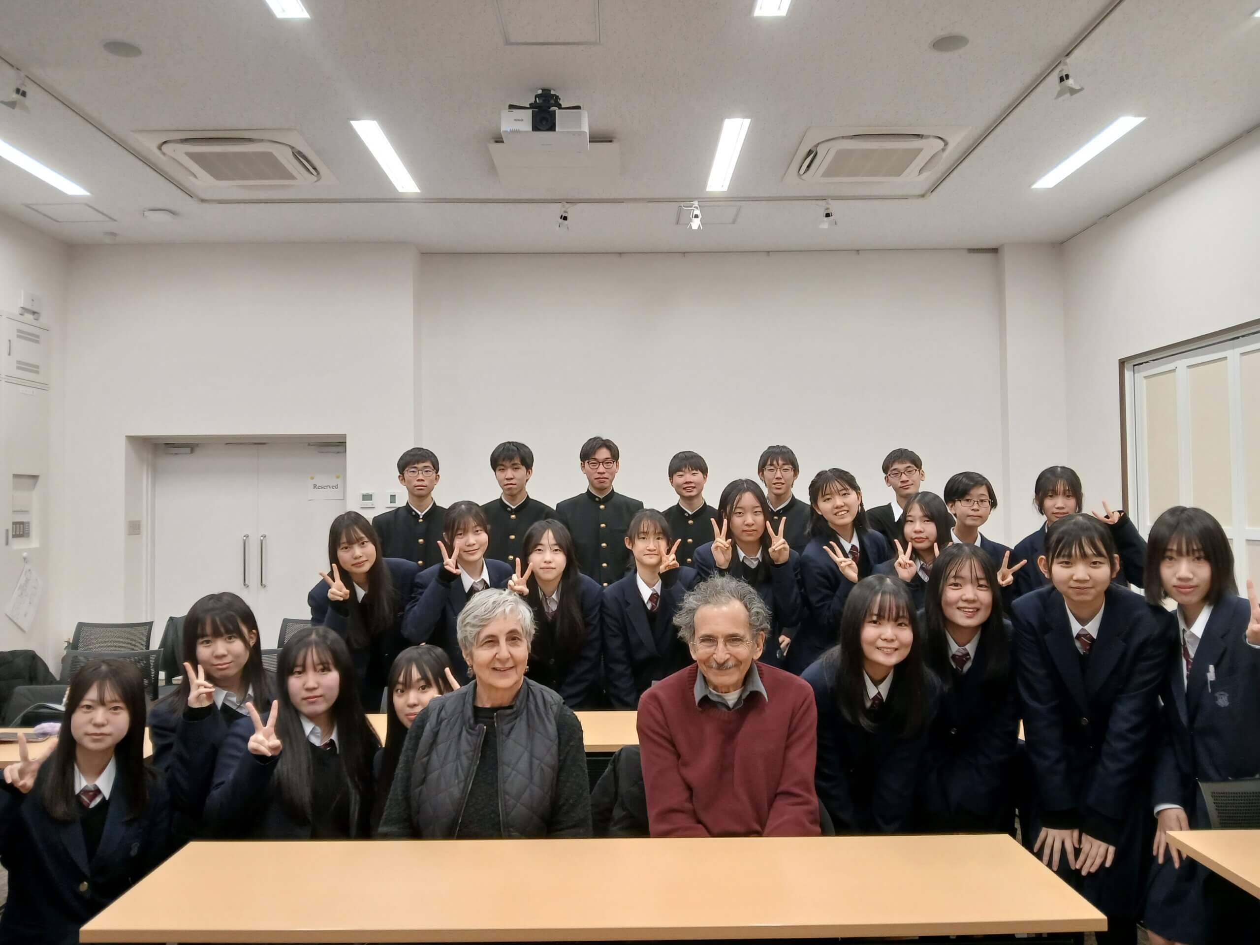 איך פֿאָר קיי qu'un צורוגאַ, יאַפּאַן, וווon מײַן טאַטע האָט זיך געראַטעוועט פֿון די נאַציס Je voyage à Tsuruga, Japon, où mon père a été sauvé des nazis un message de notre éditeur et CEO Rachel Fedderssen