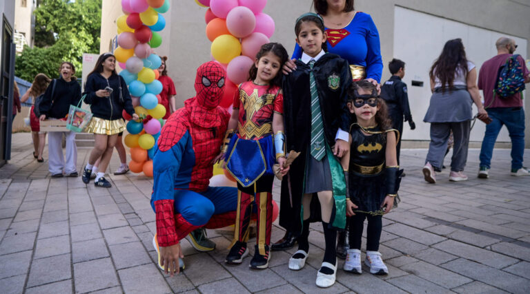 Les enfants en Israël et au-delà se déguisent en tant que Batman pour Pourim pour honorer les frères Bibas tués un message de notre éditeur et PDG Rachel Fishman Feddersen