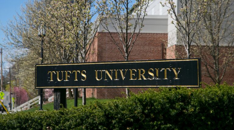 Tufts International Grad Student détenu par la glace dans la dernière action ciblant l'activiste pro-palestinien, l'attaquant est libre de lire, mais il n'est pas gratuit