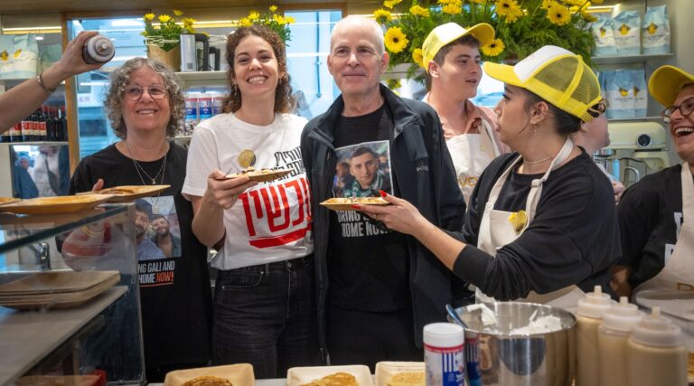 Les Israéliens affluent vers la maison de crêpes de Keith Siegel pour les hotcakes signature de l'ancien otage L'attaquant est libre de lire, mais il n'est pas gratuit
