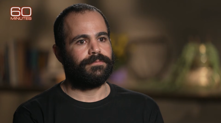 Yarden Bibas dit «Je suis ici à cause de Trump» et le plaide pour arrêter la guerre de Gaza, l'attaquant est libre de lire, mais il n'est pas libre de produire
