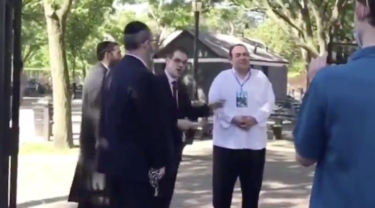 À New York, 2 anciens alliés divisés par le style Trumpian sont en lice pour représenter leur quartier orthodoxe, l'attaquant est libre de lire mais pas libre de produire