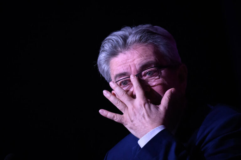 À gauche ainsi que la droite, un épais résidu d'antisémitisme en France l'attaquant est libre de lire, mais il n'est pas libre de produire