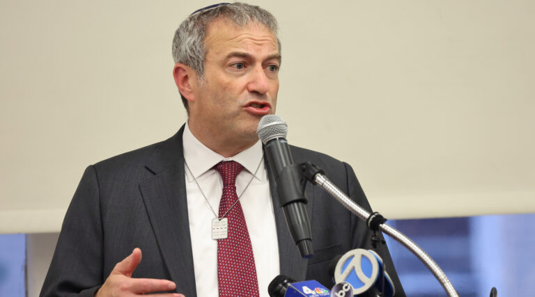 Après avoir annoncé le LGBTQ Club, le président de Yeshiva U dit que Pride Values ​​`` antithétique '' à l'école, l'attaquant est libre de lire, mais il n'est pas libre de produire