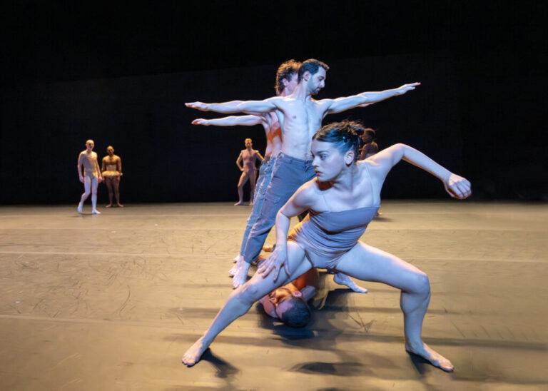 Après plus de 500 jours de guerre, ces danseurs ont littéralement et figuré sur les murs un message de notre éditeur et PDG Rachel Fishman Feddersen