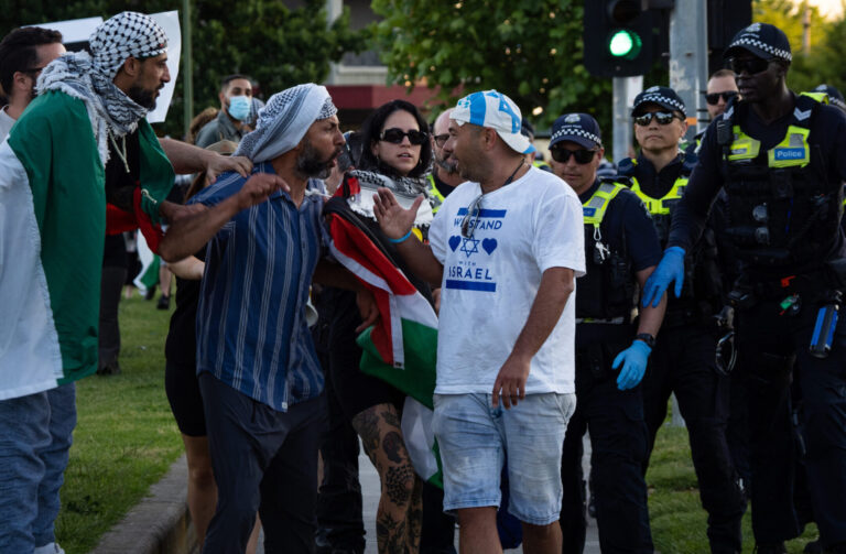 Au Royaume-Uni et en Australie, les législateurs tentent de freiner les manifestations en dehors des synagogues que l'attaquant est libre de lire, mais il n'est pas gratuit