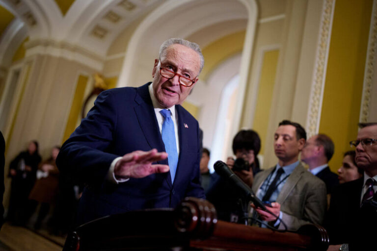Chuck Schumer reporte tous les événements de la tournée de livres antisémites cette semaine au milieu des protestations prévues