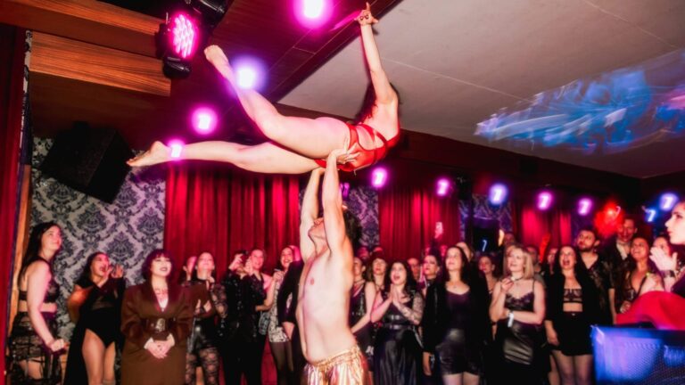 Dans un «Shabbat» des «pécheurs» à Brooklyn, les fidèles se réunissent pour les massages de feu et les plateaux de sushi humain un message de notre éditeur et PDG Rachel Fishman Feddersen