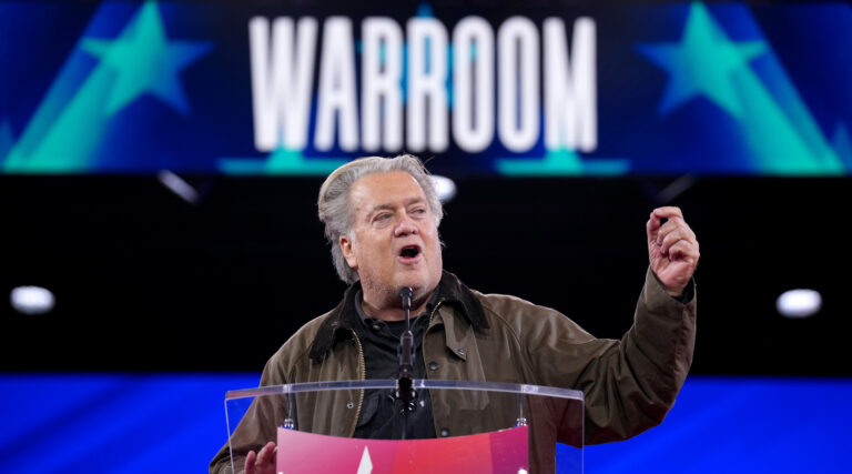 Groupe pro-israélien orthodoxe pour honorer Steve Bannon après le contrecoup pour son geste droit un message de notre éditeur et PDG Rachel Fishman Feddersen