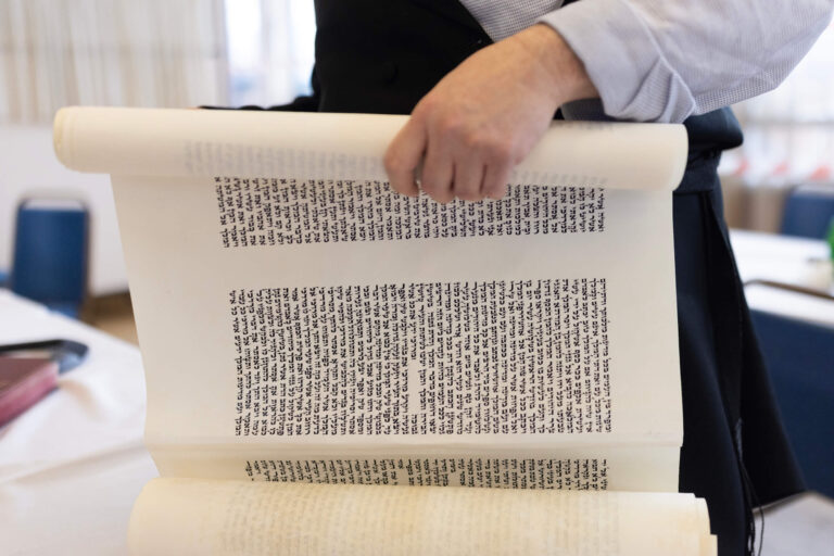 Je suis un rabbin. Voici pourquoi je boycotte la lecture de Megillah pour Pourim cette année un message de notre éditeur et PDG Rachel Fishman Feddersen