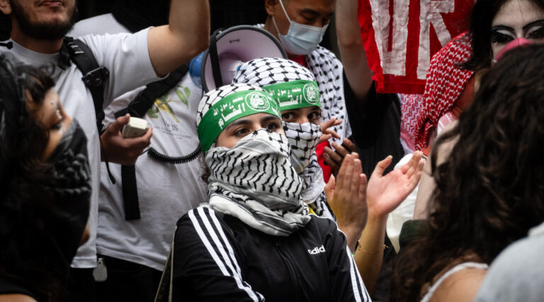 L'administration Trump aurait pu utiliser l'IA pour trouver des étudiants étrangers soutenus par le Hamas pour expulser un message de notre éditeur et PDG Rachel Fishman Feddersen