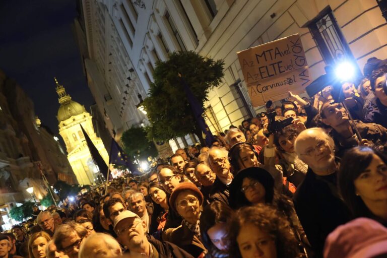 La croisade de Trump contre Columbia est déchirée directement du livre de jeu anti-Soros de la Hongrie