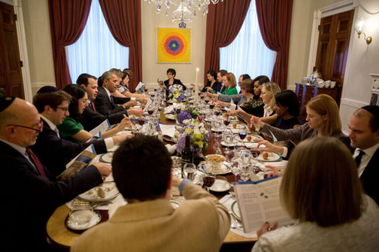 Le Seder de la Maison Blanche a commencé dans un sous-sol en Pennsylvanie - son héritage vit sur l'attaquant est libre de lire, mais il n'est pas libre de produire
