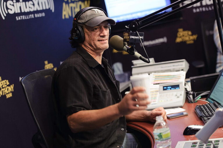 Le jock de choc antisémite et raciste est de retour à la radio, 11 ans après avoir été licencié pour Tirade un message de notre éditeur et PDG Rachel Fishman Feddersen