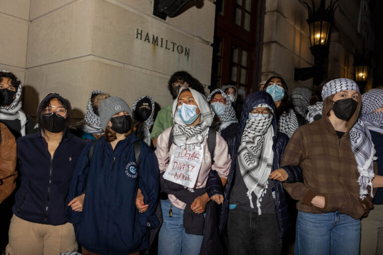 Les interdictions de Columbia sont confrontées à des masques en manifestations et en acquiescent à d'autres administrations Trump exigent un message de notre éditeur et PDG Rachel Fishman Feddersen
