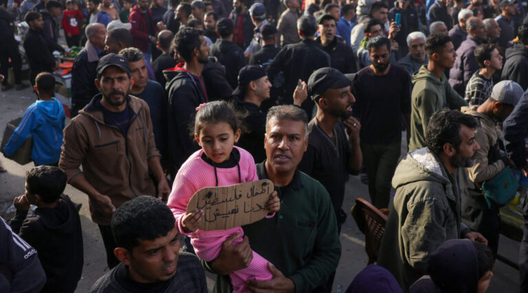 Les manifestants anti-hamas marchent à Gaza, en démonstration rare et risquée de dissidence, l'attaquant est libre de lire mais pas libre de produire