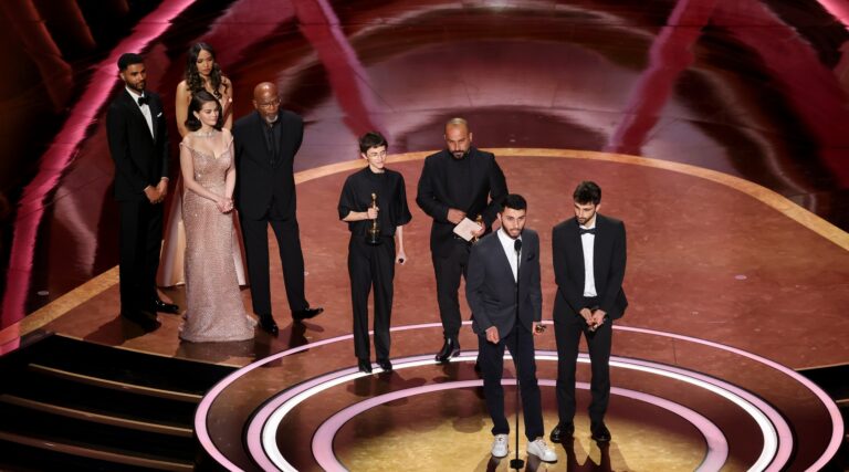 Maya Rudolph, James Schamus parmi les cinéastes appelant à protéger l'équipe `` Aucune autre terre '' après l'arrestation du réalisateur L'attaquant est libre de lire, mais il n'est pas libre de produire