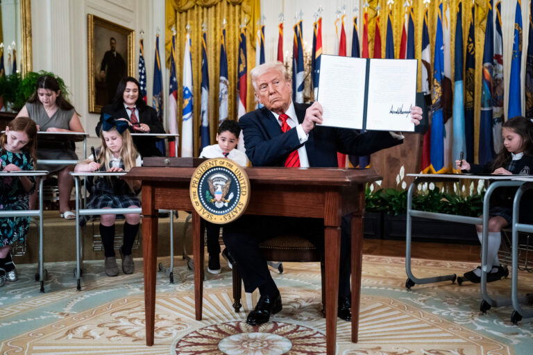 Méfiez-vous d'une administration qui souffle «l'anglais uniquement» et «America First» tout en décimant l'éducation un message de notre éditeur et PDG Rachel Fishman Feddersen