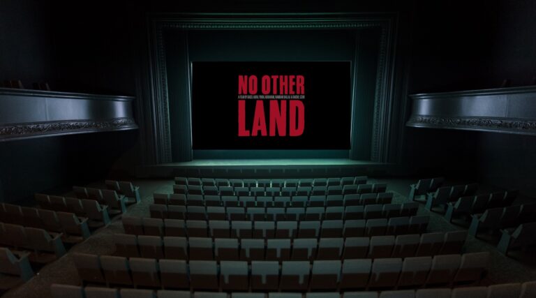 Pourquoi les cinémas indépendants n'embrassent «aucune autre terre» - même si les distributeurs américains restent à l'écart