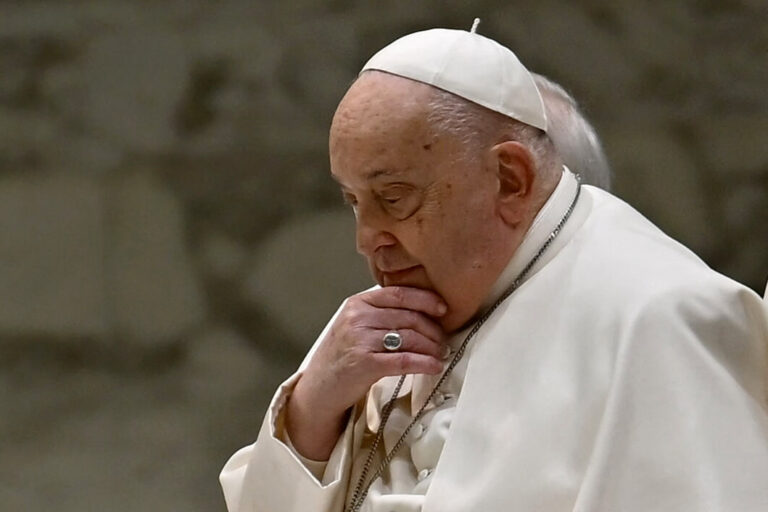 Le pape François, qui a avancé les relations de l'église avec les Juifs, meurt à 88 L'attaquant est libre de lire, mais il n'est pas libre de produire