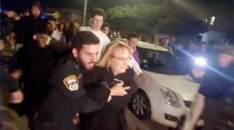 Les militants de droite Riot en dehors de l'événement commémoratif israélo-palestinien à la synagogue de la réforme en Israël, l'attaquant est libre de lire, mais il n'est pas libre de produire