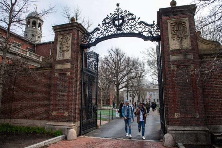 À Harvard, les rapports sur l'antisémitisme et les biais anti-palestiniens reflètent le conflit du campus sur Israël, l'attaquant est libre de lire, mais il n'est pas libre de produire