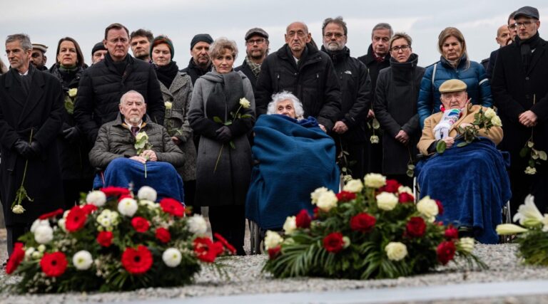 À mesure que la dernière génération de survivants de l'Holocauste vieillit, les défenseurs demandent que leurs témoignages soient entendus, l'attaquant est libre de lire, mais il n'est pas libre de produire