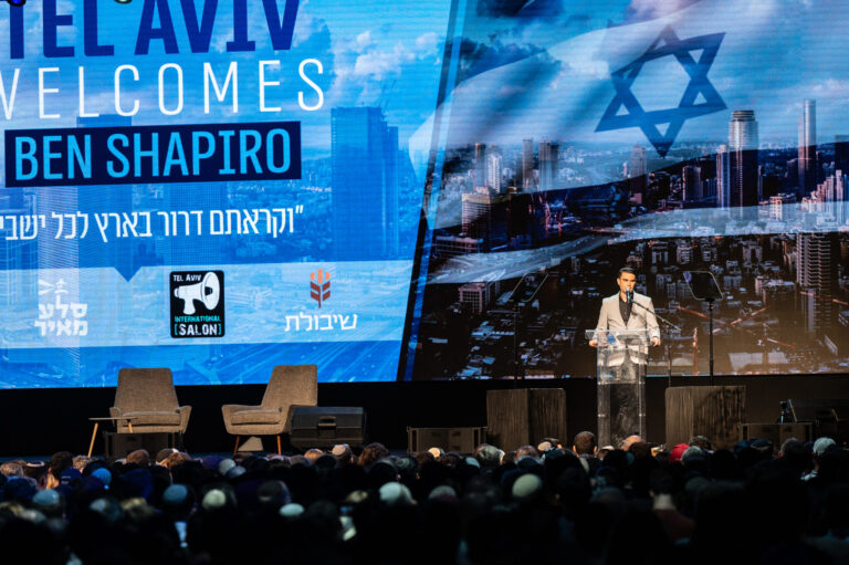 Ben Shapiro, Emily Damari parmi les cornets de torche pour la cérémonie de la journée d'indépendance d'Israël, l'attaquant est libre de lire, mais il n'est pas libre de produire