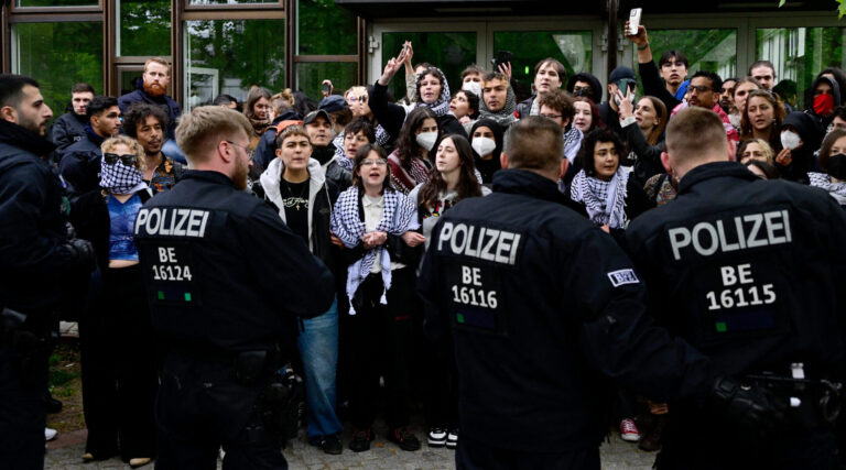 Citant la doctrine post-holocauste, l'Allemagne cherche à expulser 4 manifestants pro-palestiniens, y compris un Américain, l'attaquant est libre de lire, mais il n'est pas libre de produire