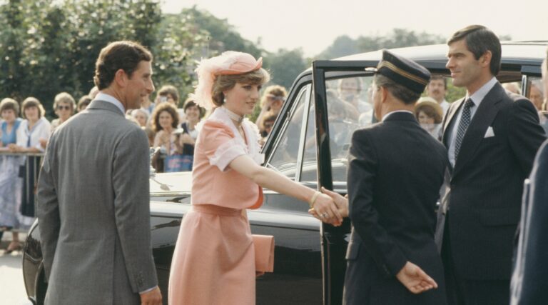 David Sassoon, le designer royal juif qui a habillé la princesse Diana, meurt à 92 L'attaquant est libre de lire, mais ce n'est pas libre de produire