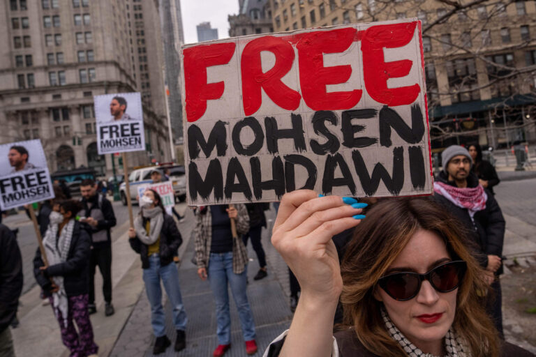 En tant qu'Israéliens à New York, nous sommes horrifiés par la détention par ICE de l'un de nos partenaires palestiniens en paix, l'attaquant est libre de lire, mais il n'est pas libre de produire