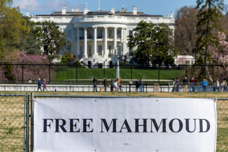 En tant que juifs sionistes, nous devons condamner la campagne de Trump pour expulser les étudiants, l'attaquant est libre de lire, mais il n'est pas libre de produire