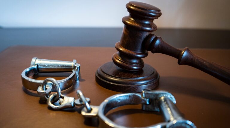 Faux rabbin condamné à 135 ans pour abuser sexuellement des fils adoptifs, l'attaquant est libre de lire, mais il n'est pas gratuit