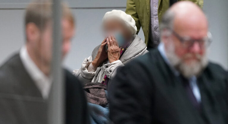 Irmgard Furchner, reconnu coupable en 2022 de complicité dans les crimes nazis, décède à 99 l'attaquant est libre de lire, mais il n'est pas libre de produire