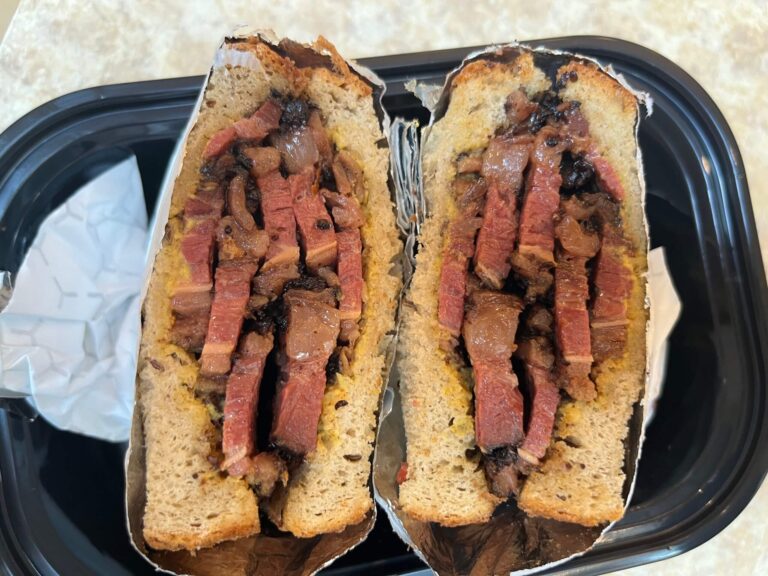 J'ai vu l'avenir de l'Amérique - dans un sandwich au pastrami dans le Queens, l'attaquant est libre de lire, mais il n'est pas libre de produire