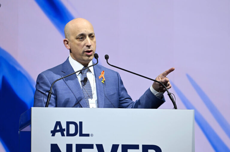 L'ADL a inversé son soutien aux déportations des étudiants de Trump. Vous devriez aussi que l'attaquant est libre de lire, mais il n'est pas gratuit
