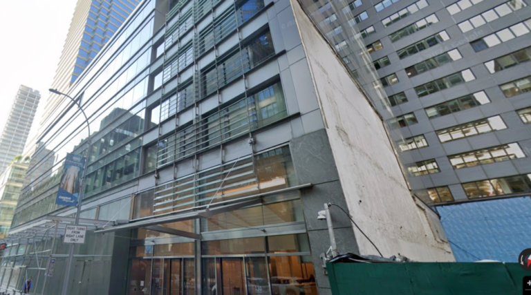 L'UJA-Féderation de l'immeuble de bureaux de Midtown de New York évacué l'attaquant est libre de lire, mais il n'est pas gratuit
