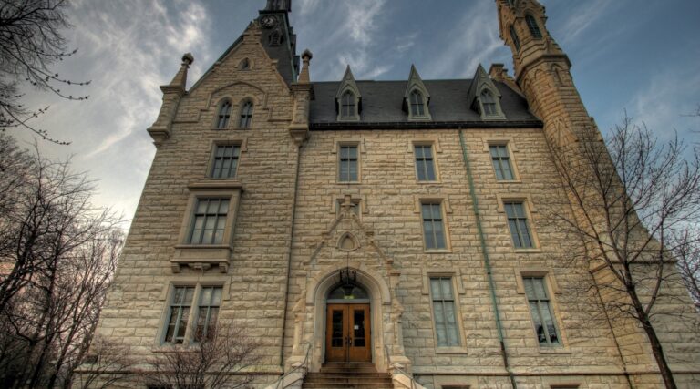 L'Université du Nord-Ouest dégradé par des graffitis anti-israéliens pendant la Pâque, l'attaquant est libre de lire, mais il n'est pas libre de produire