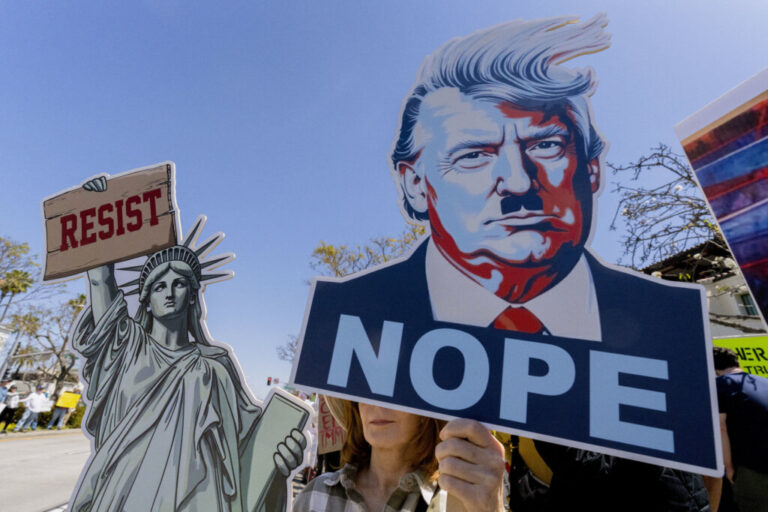 La dangereuse légende nazie derrière la prise impitoyable de Trump pour le pouvoir l'attaquant est libre de lire, mais il n'est pas libre de produire