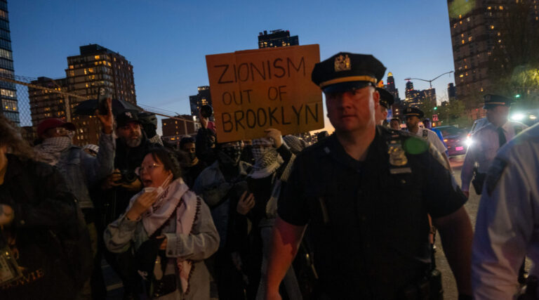 La présence policière lourde bloque la protestation anti-israélienne à Brooklyn d'atteindre le quartier juif L'attaquant est libre de lire, mais il n'est pas libre de produire