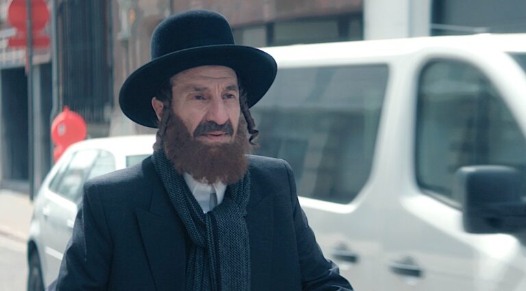 La star de `` Shtisel '' Sasson Gabay est heureuse d'être de retour en jouant un juif orthodoxe complexe Haredi dans 'Kugel' l'attaquant est libre de lire, mais ce n'est pas libre de produire