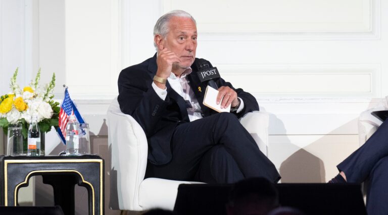 Le PDG des Fédérations juifs s'est opposé en privé une lettre ouverte juive critiquant le campus de Trump, l'attaquant est libre de lire, mais il n'est pas libre de produire