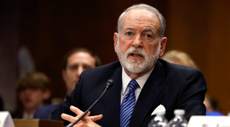 Le Sénat confirme Mike Huckabee en tant qu'ambassadeur d'Israël, l'attaquant est libre de lire, mais il n'est pas libre de produire
