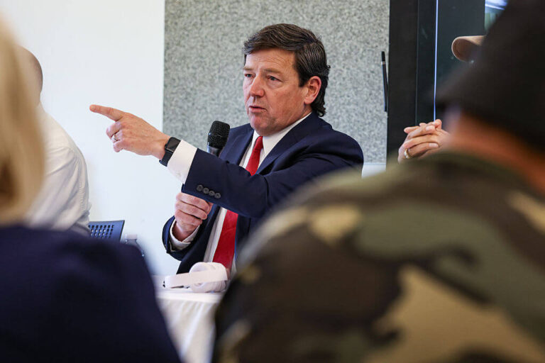 Le candidat de Trump, Ed Martin, qui a salué un sympathisant nazi, a également comparé Biden à Hitler l'attaquant est libre de lire, mais il n'est pas libre de produire