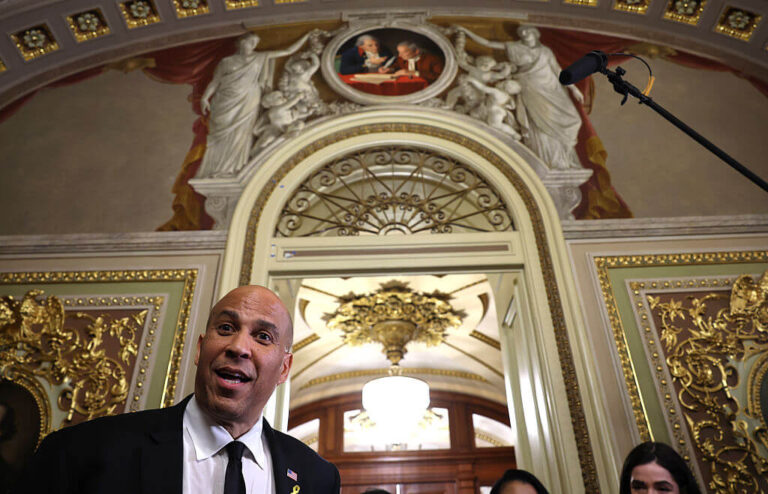 Le rabbin de Cory Booker a des notes sur le discours de 25 heures de Cory Booker, l'attaquant est libre de lire, mais il n'est pas gratuit de produire