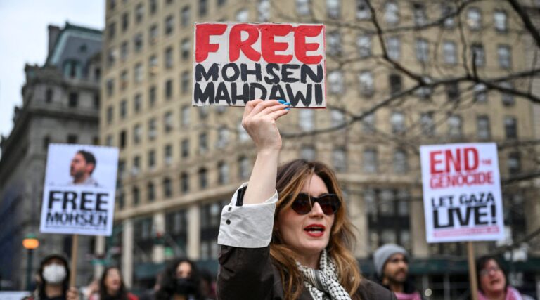 Les États-Unis affirment que l'activisme de Mohsen Mahdawi pourrait «potentiellement saper» la perspective de paix à Gaza l'attaquant est libre de lire, mais il n'est pas libre de produire